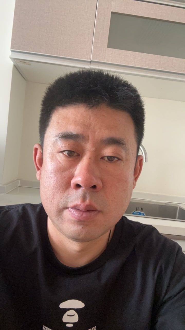 梁护工照片
