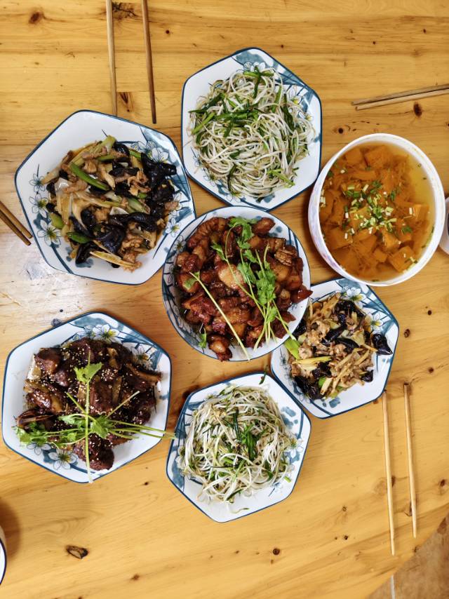 何阿姨照片