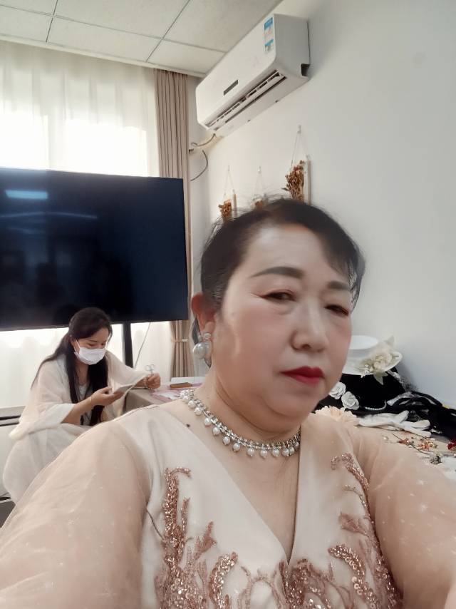 侯护工照片