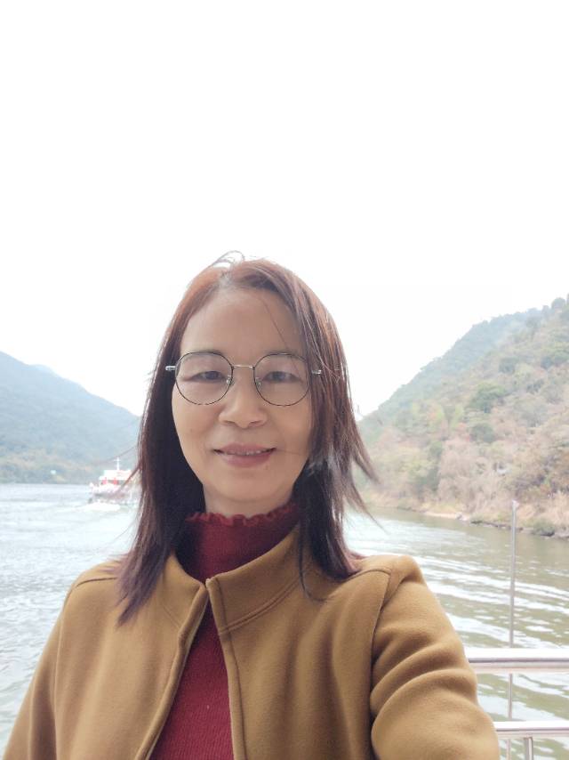 何阿姨照片