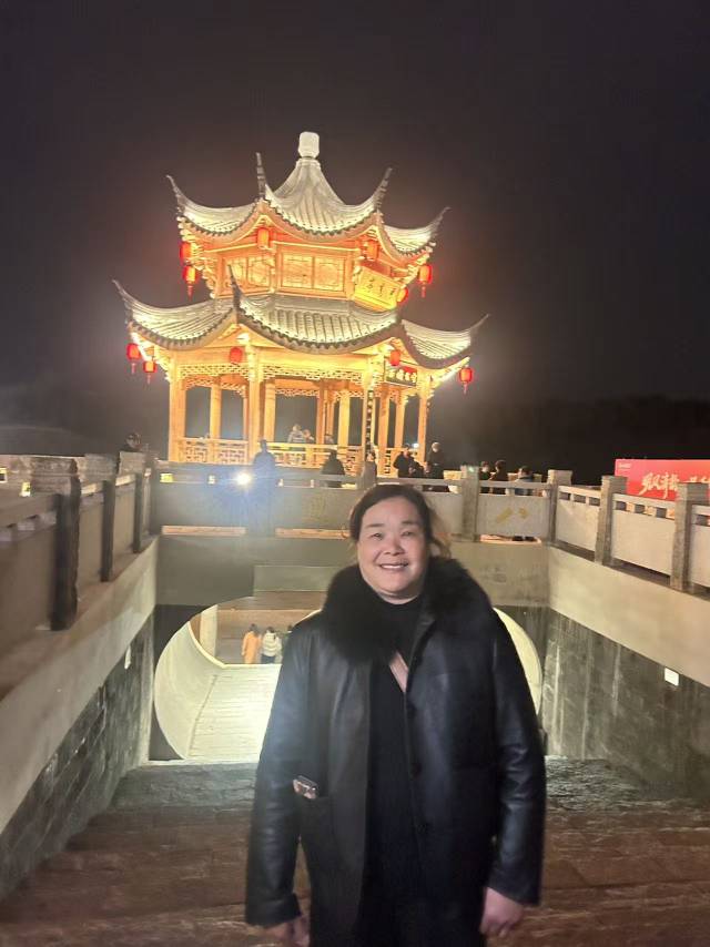 何阿姨照片