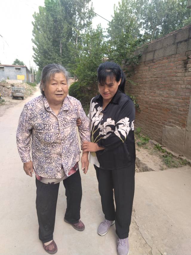 邓阿姨照片