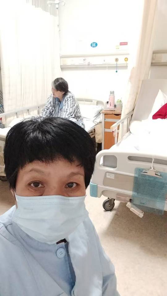 梁护工照片