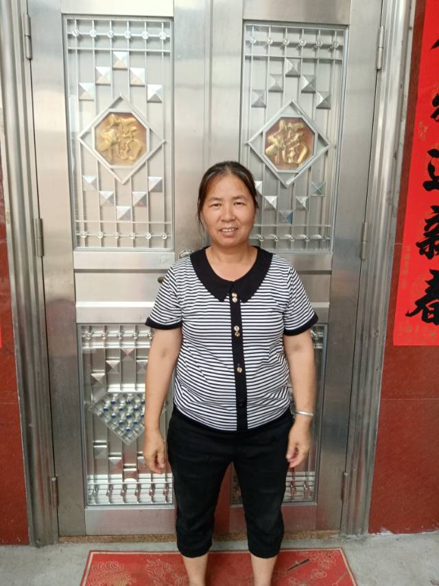 何阿姨照片