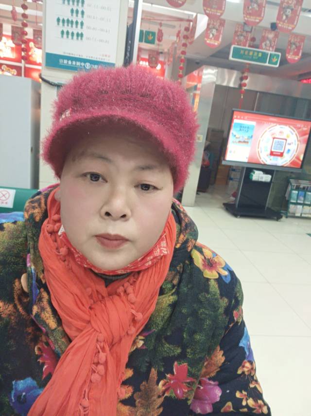 何阿姨照片