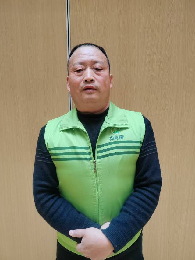 梁护工照片
