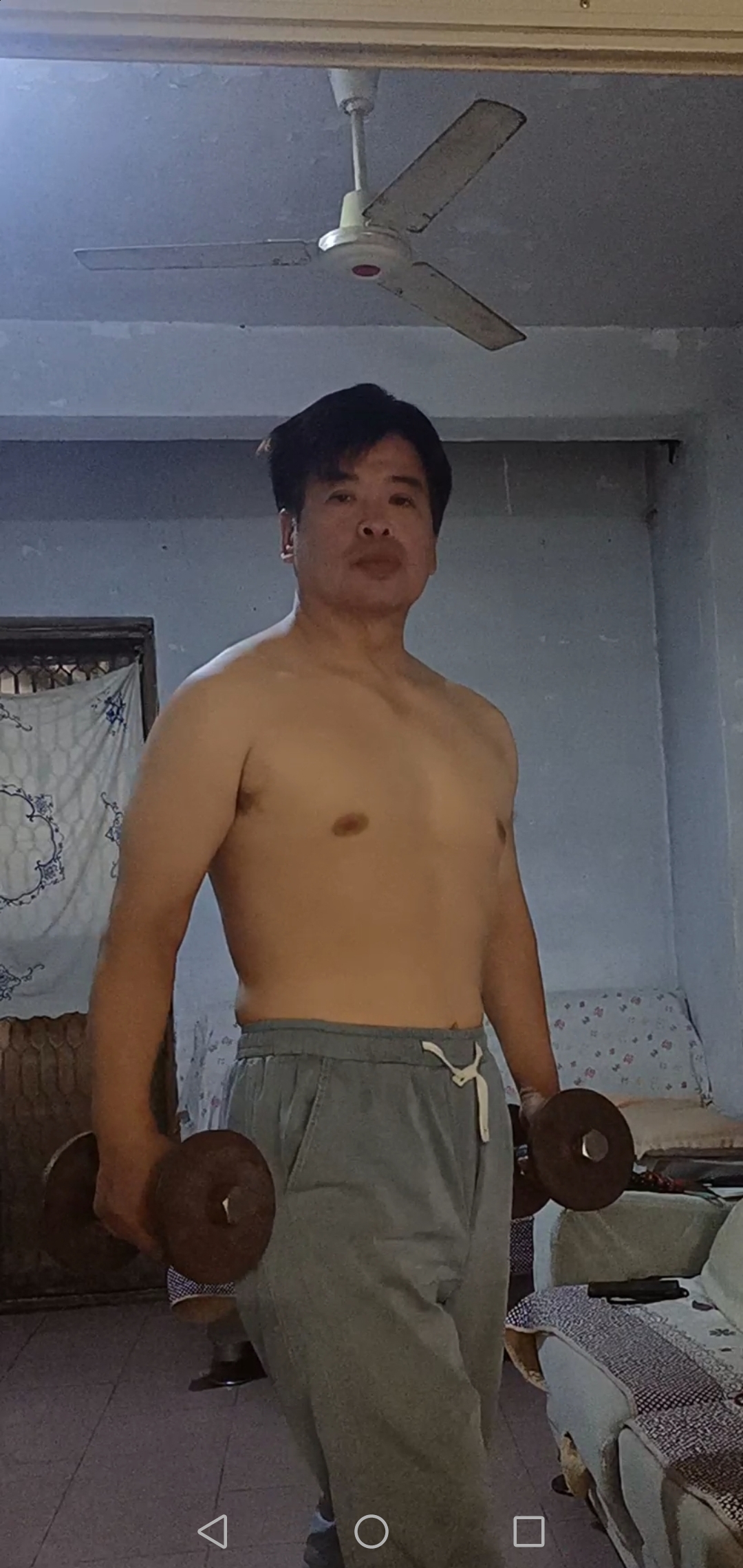 梁护工照片