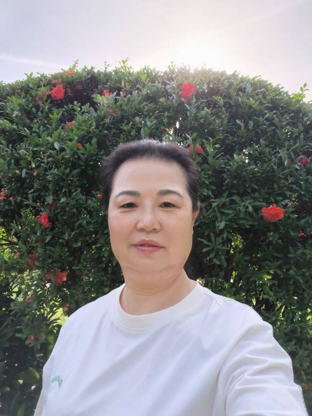 何阿姨照片