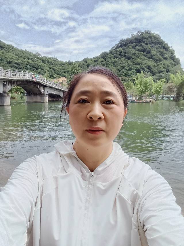 代阿姨照片