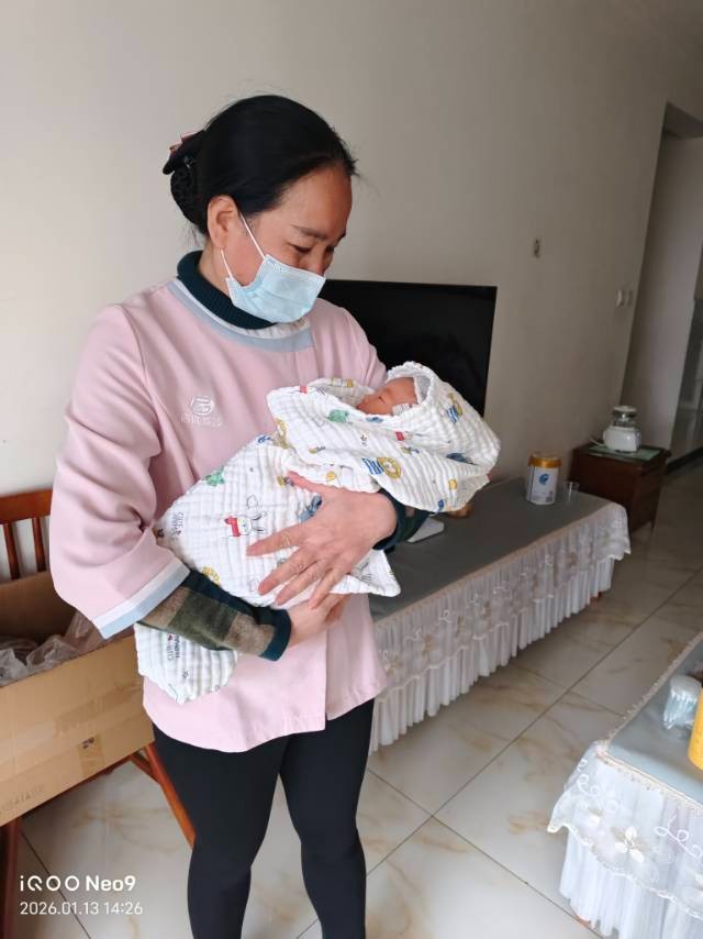 何阿姨照片