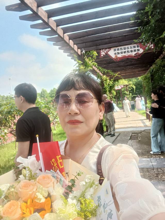 白阿姨照片